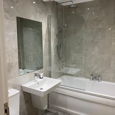 Stylish & Spacious Harbour-view Townhouse With Parking בית נופש וויטבי