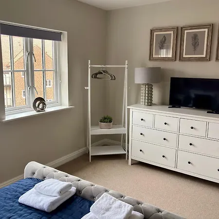 Stylish & Spacious Harbour-view Townhouse With Parking Whitby