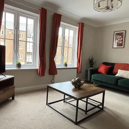 Stylish & Spacious Harbour-view Townhouse With Parking * 惠特比