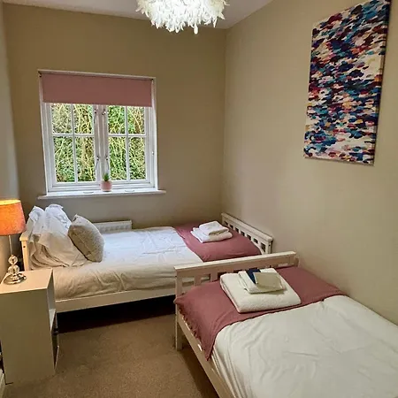 Stylish & Spacious Harbour-view Townhouse With Parking 惠特比