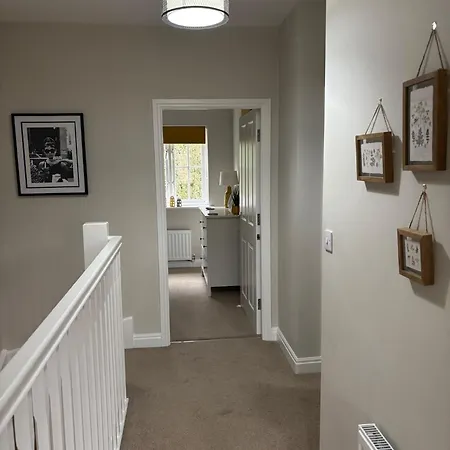 Stylish & Spacious Harbour-view Townhouse With Parking Whitby