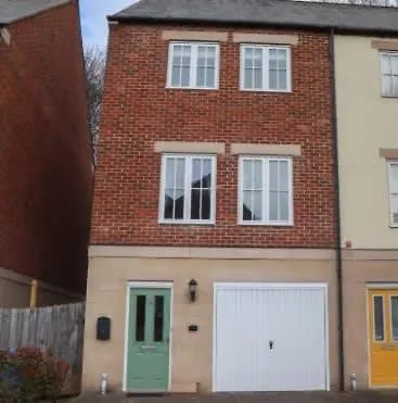 Stylish & Spacious Harbour-view Townhouse With Parking Whitby