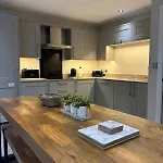 Stylish & Spacious Harbour-view Townhouse With Parking Whitby