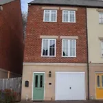 Stylish & Spacious Harbour-view Townhouse With Parking Whitby