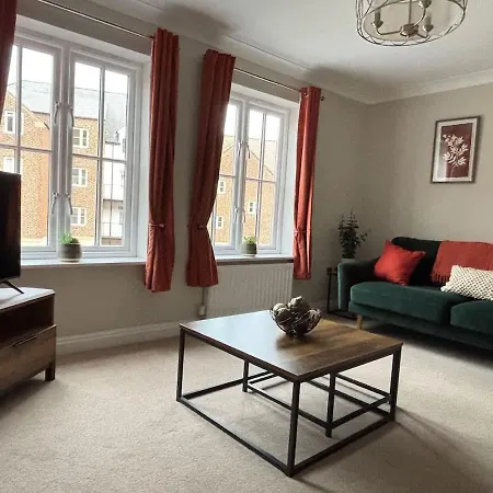 Stylish & Spacious Harbour-view Townhouse With Parking *