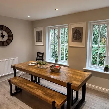 Stylish & Spacious Harbour-view Townhouse With Parking Whitby